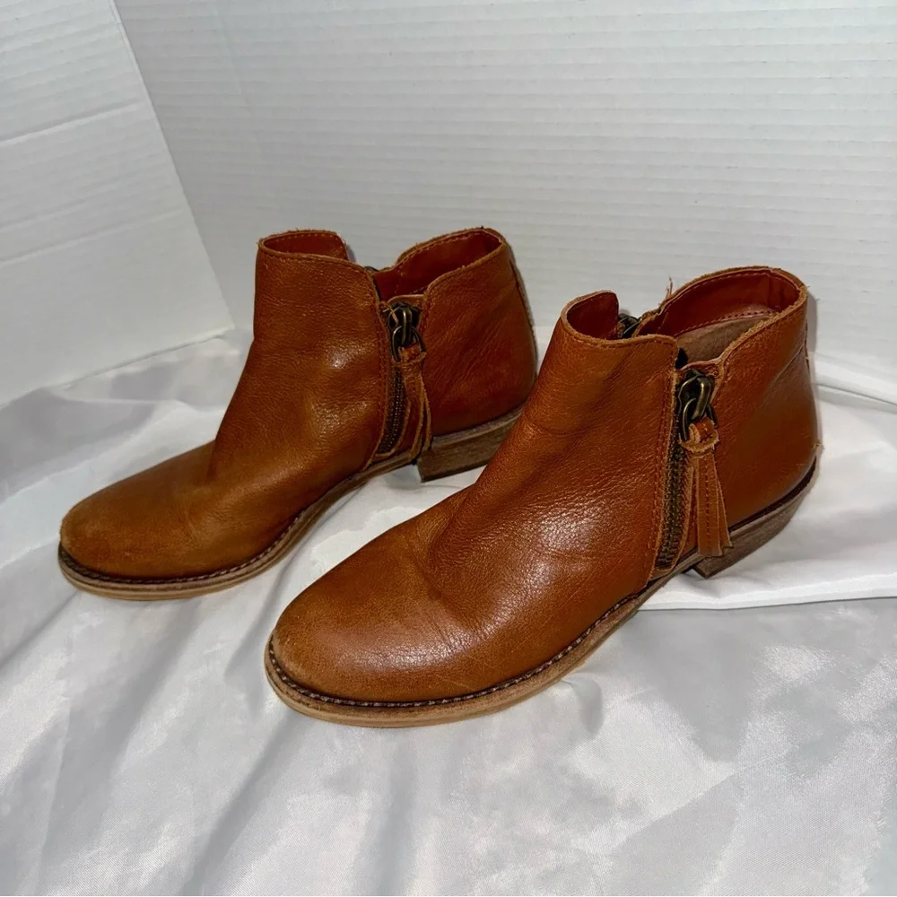 Ladies Size 7 M Brown Leather Ankle Boots w/Zippers‎ Casual Chic Distressed